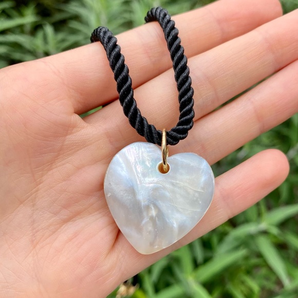 NEW Mother of Pearls Heart Shape Pendant Necklace in Oyster White Faux Pearl - Picture 3 of 4